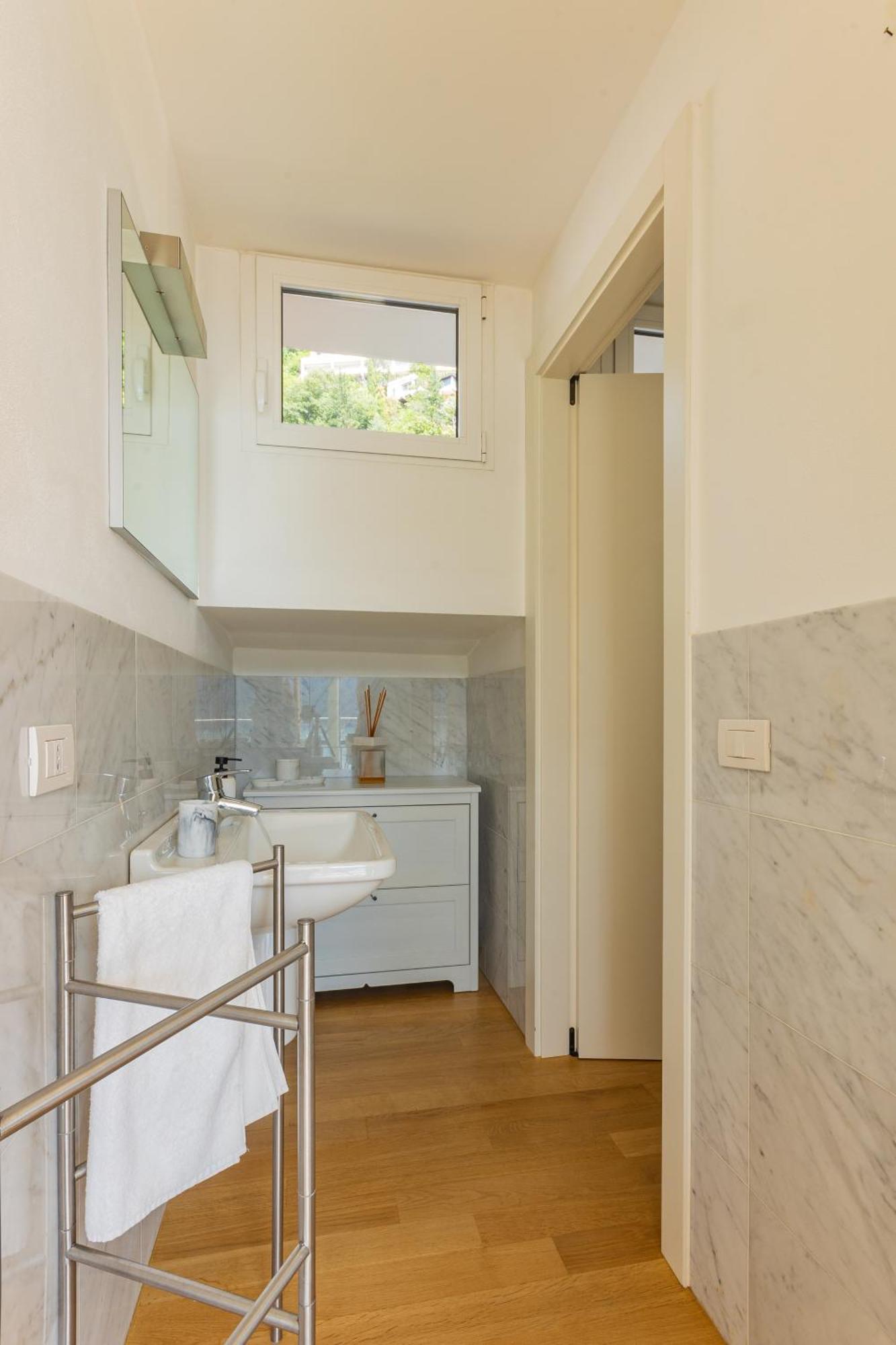 شقة Casa Madlen - Bright Attic With Marvelous View Campione dʼItalia المظهر الخارجي الصورة