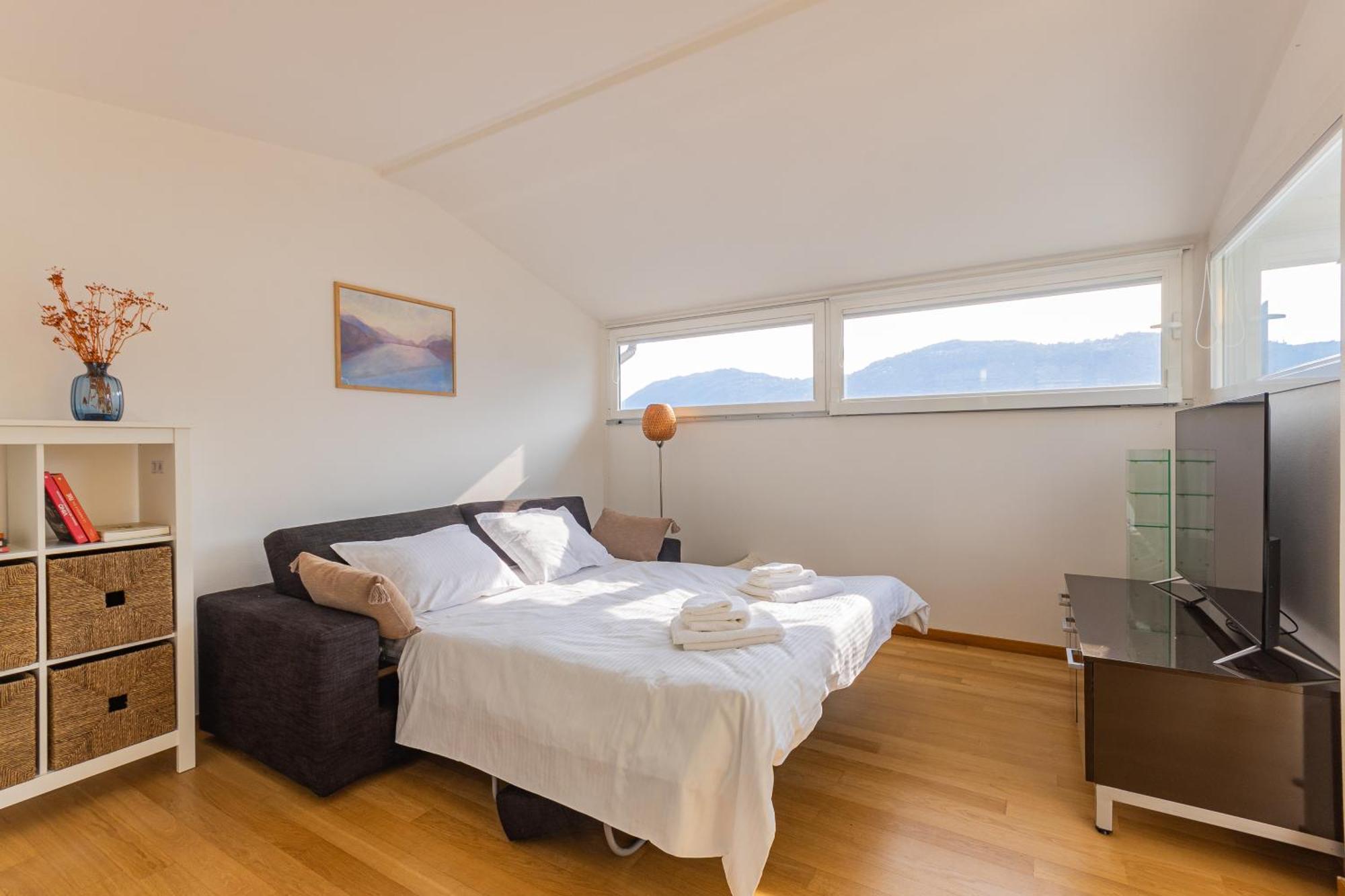 شقة Casa Madlen - Bright Attic With Marvelous View Campione dʼItalia المظهر الخارجي الصورة