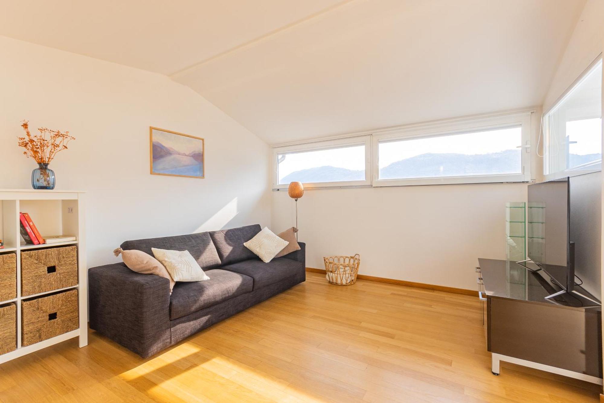 شقة Casa Madlen - Bright Attic With Marvelous View Campione dʼItalia المظهر الخارجي الصورة