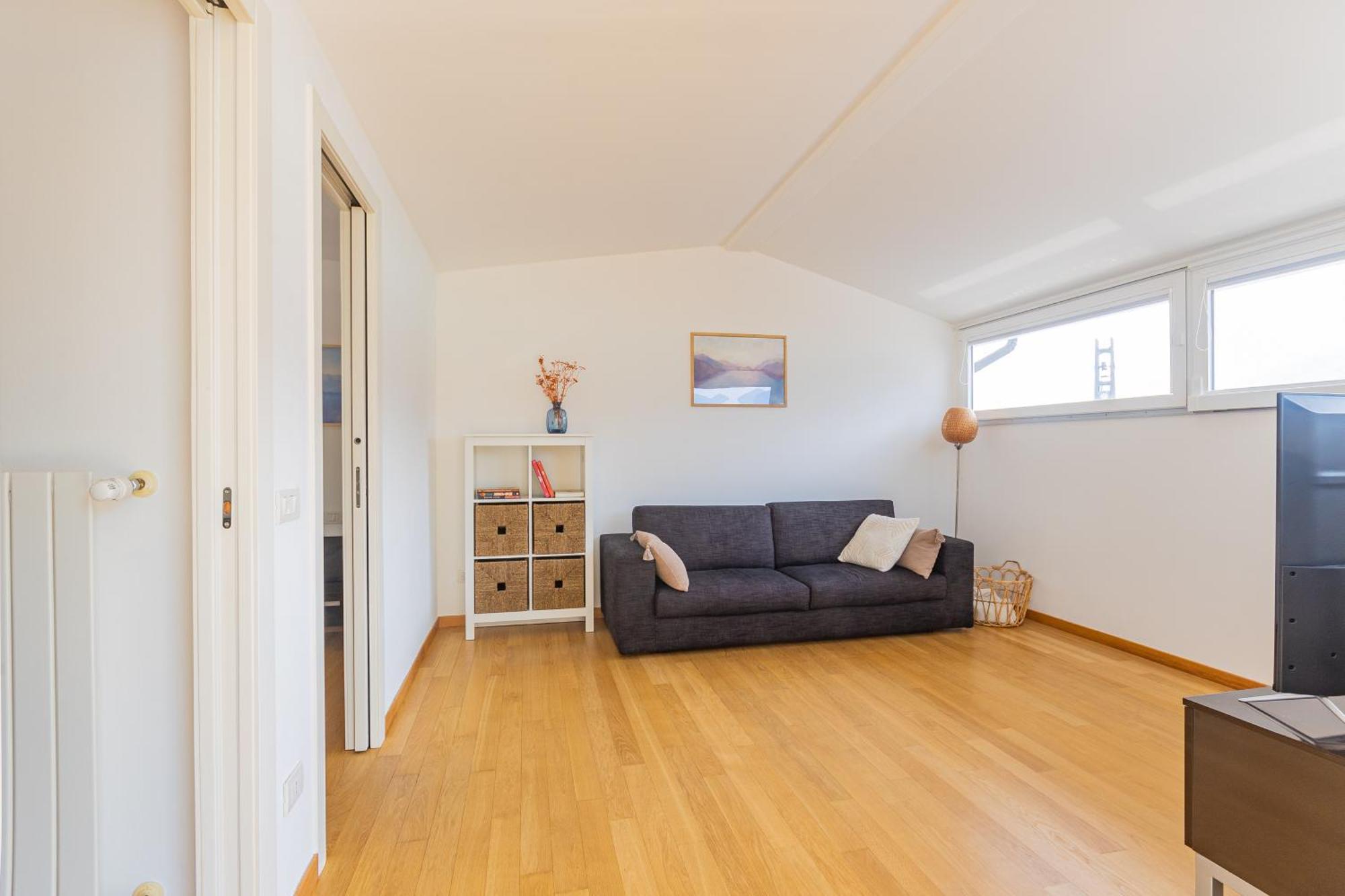شقة Casa Madlen - Bright Attic With Marvelous View Campione dʼItalia المظهر الخارجي الصورة
