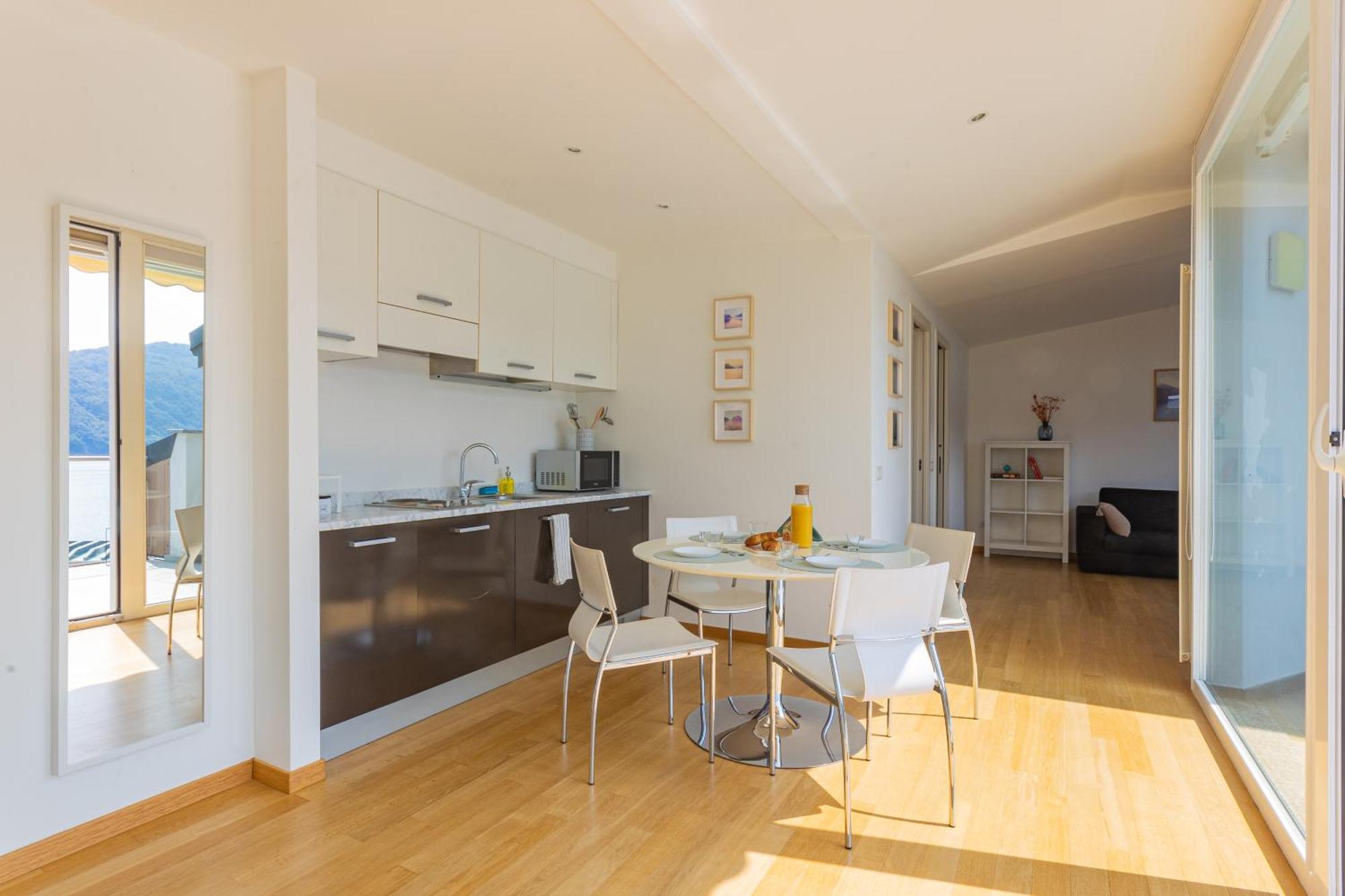 شقة Casa Madlen - Bright Attic With Marvelous View Campione dʼItalia المظهر الخارجي الصورة